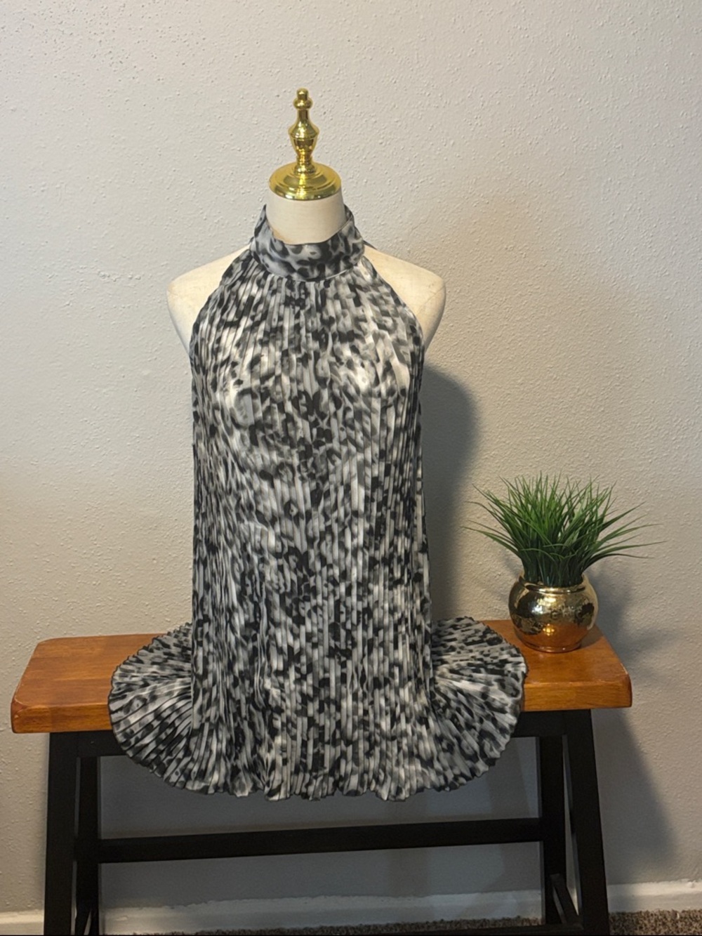 Sunny Leigh Med High Neck Pleated Sleeveless Long Top in Black & Grey Print